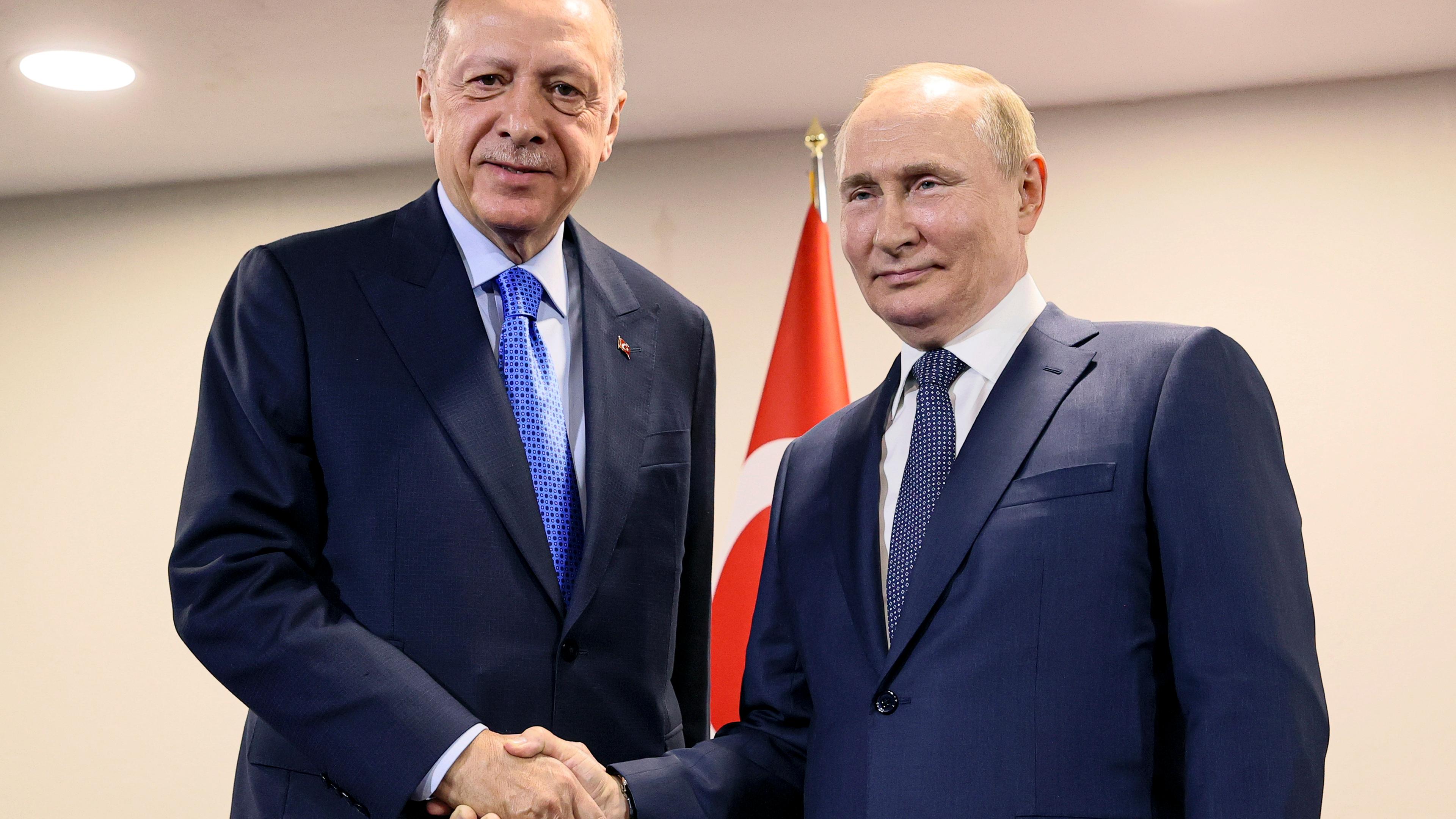 Recep Tayyip Erdogan und Wladimir Putin vor einer türkischen Flagge
