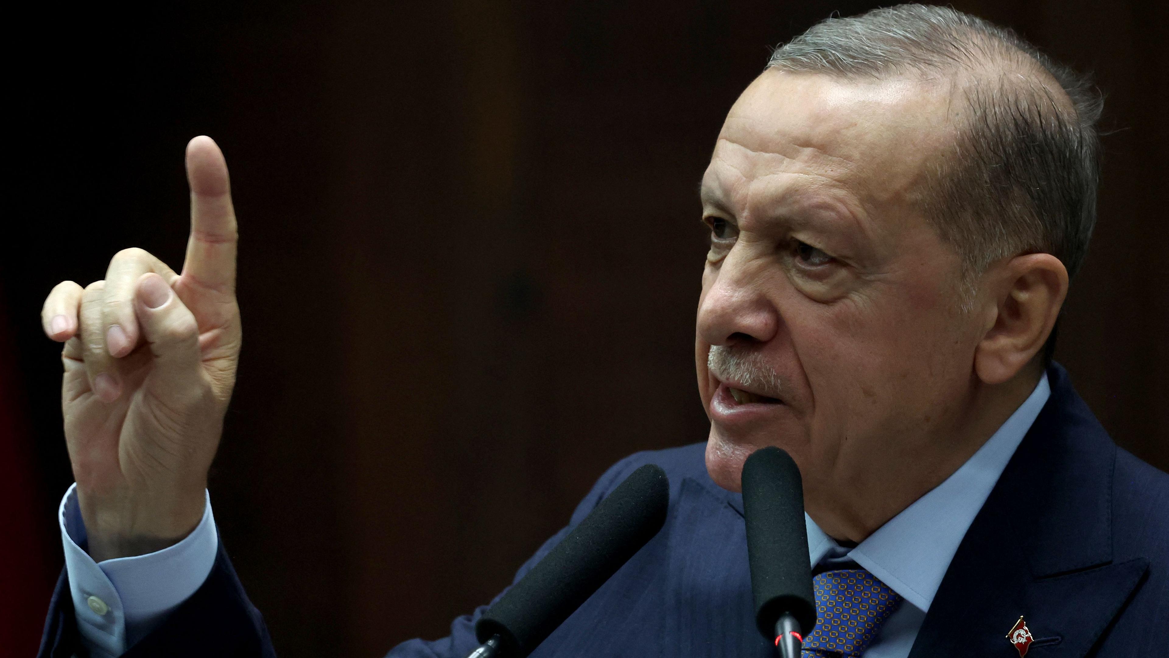 Der türkische Staatspräsident Recep Tayyip Erdogan hält eine Rede während der Fraktionssitzung seiner Partei in der Großen Türkischen Nationalversammlung in Ankara, am 25. Oktober 2023.