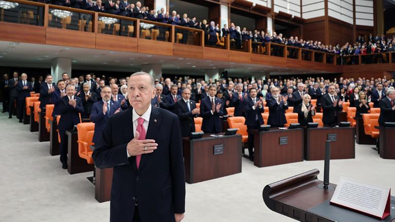 Der türkische Präsident Recep Tayyip Erdogan legt während einer Vereidigungszeremonie in der Großen Nationalversammlung der Türkei den Eid ab.