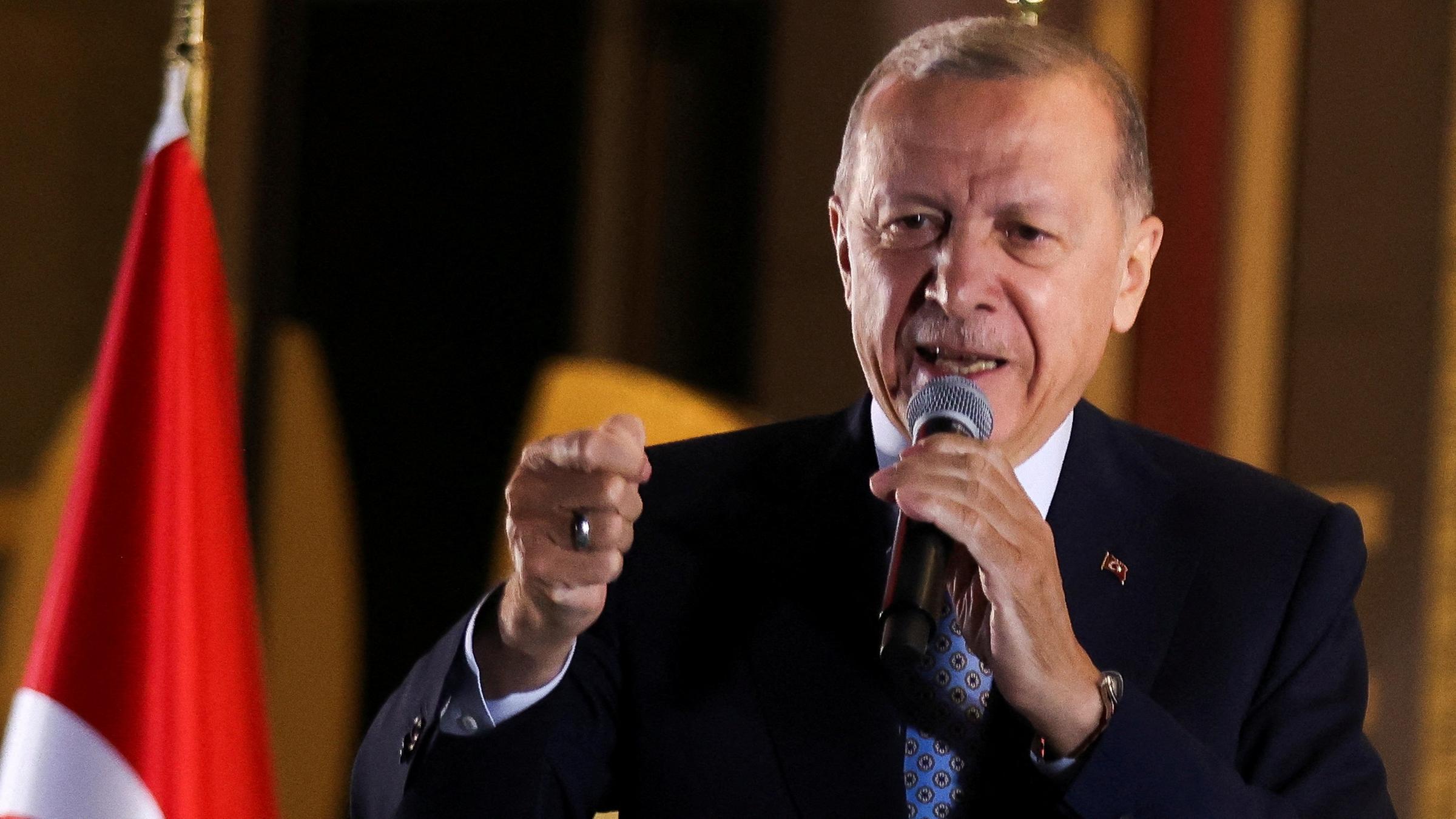 Präsident Erdogan richtet sich nach seinem Wahlsieg an seine Unterstützer.