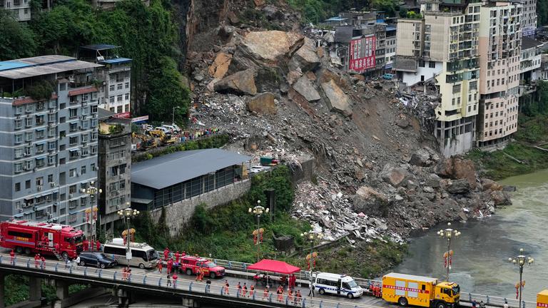 Rettungskräfte stehen am Samstag, dem 18. Juli 2026, auf der Brücke bereit, während sie sich auf einen Such- und Rettungseinsatz an der Stelle eines Erdrutsches im Kreis Pengshui (Stadtunmittelbare Stadt Chongqing, Südwestchina) vorbereiten.