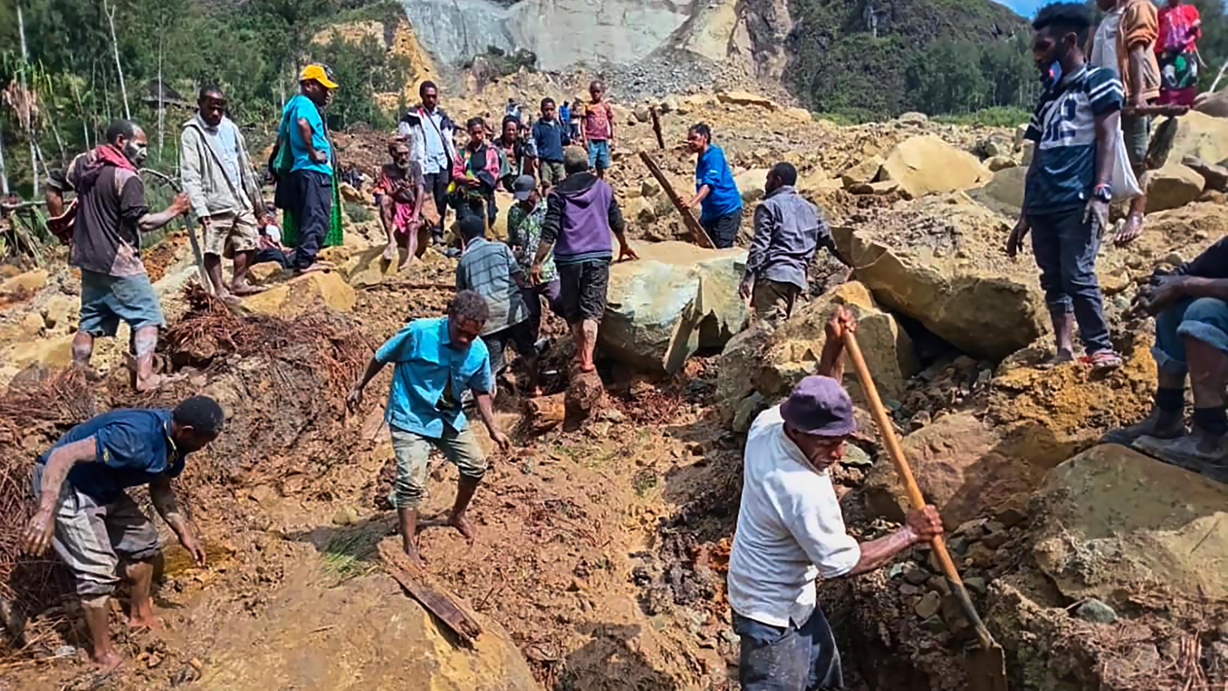 Dorfbewohner suchen nach einem Erdrutsch im Hochland von Papua-Neuguinea nach Überlebenden