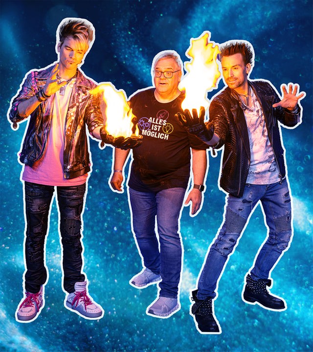 Die Ehrlich Brothers haben Flammen in der Hand und Elton steht zwischen Ihnen