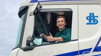 Eric schaut aus Fenster eines Lkw