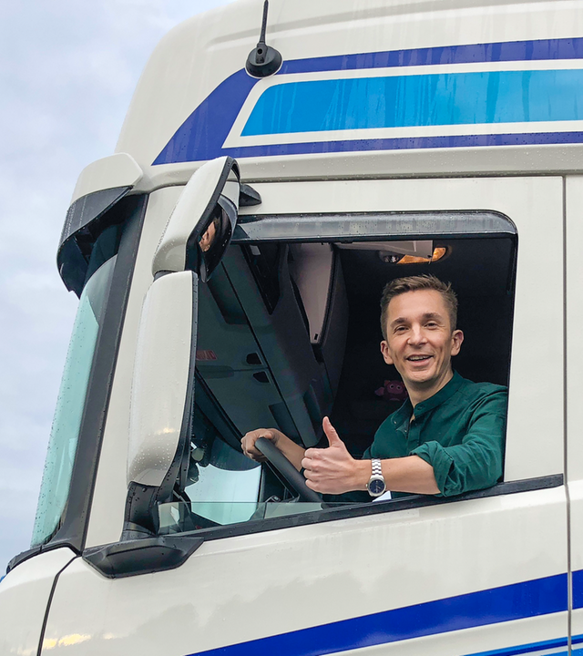 Eric schaut aus Fenster eines Lkw