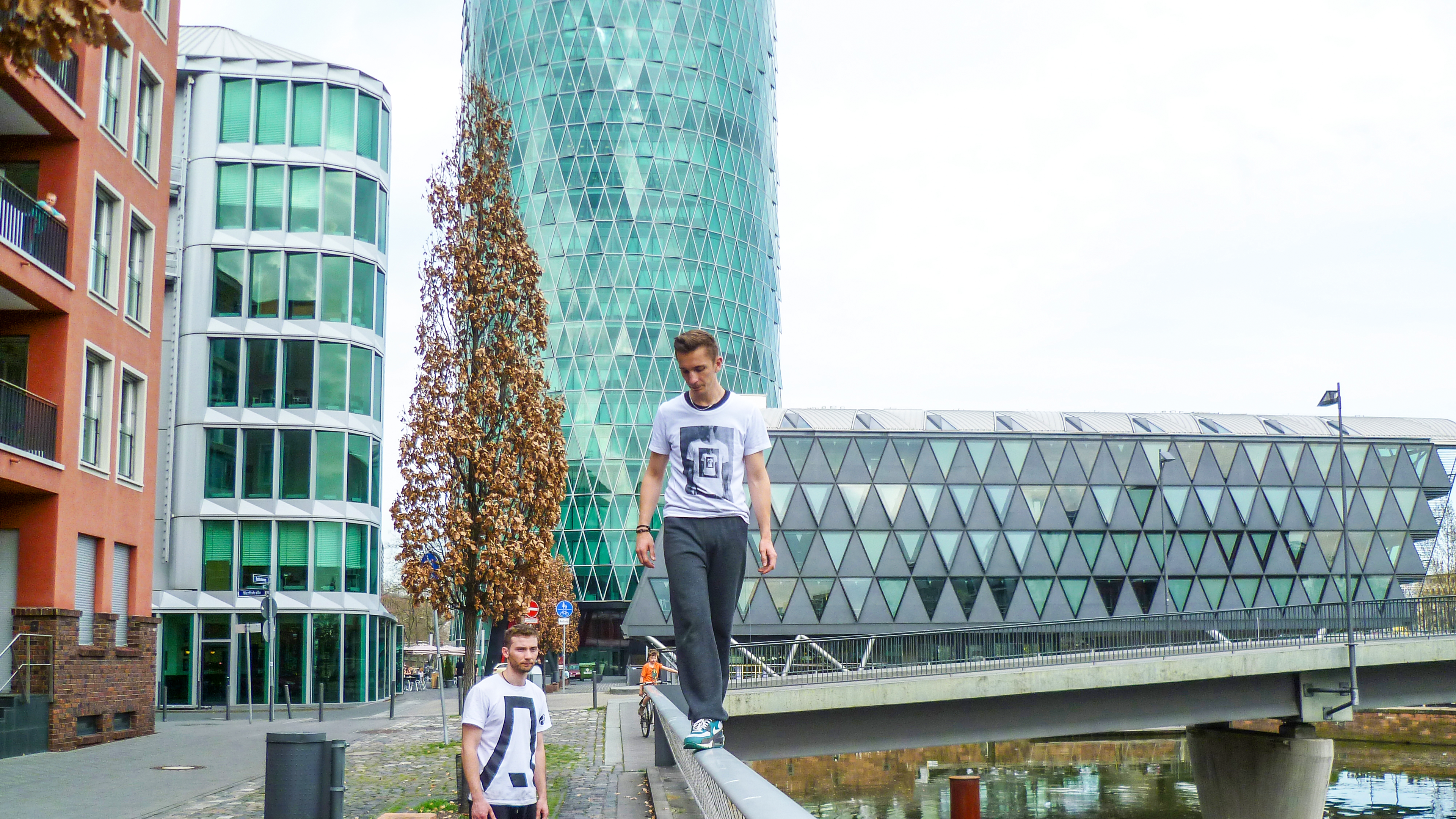 Eric macht Parkour und balanciert auf Geländer