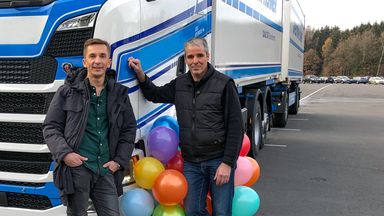 Eric und Lkw-Fahrer Matthias vor Lkw