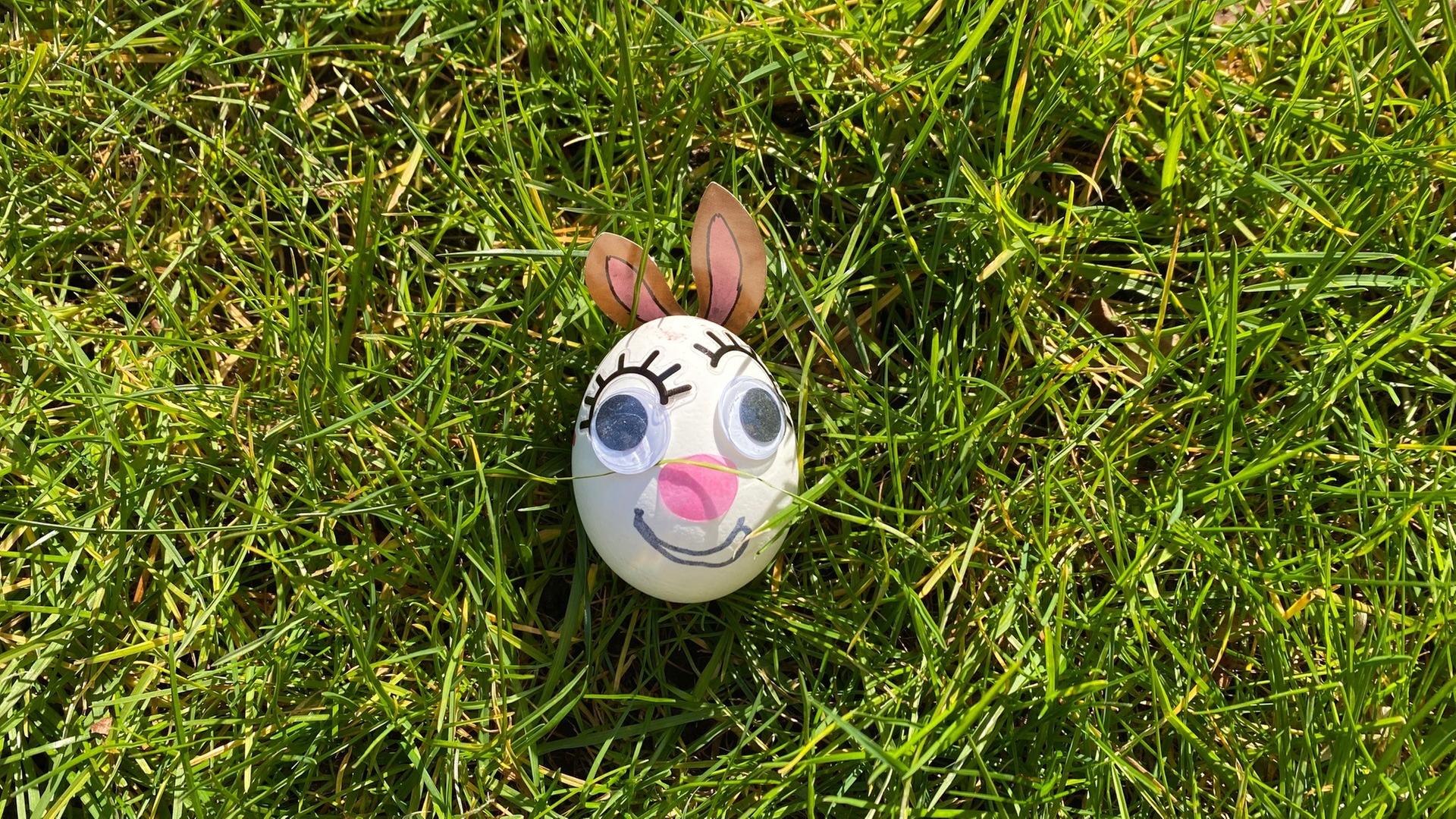 Erics bemaltes und beklebtes Osterei