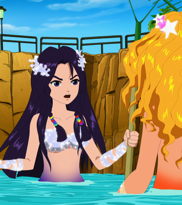 Cleo und Emma streiten sich im Wasser.