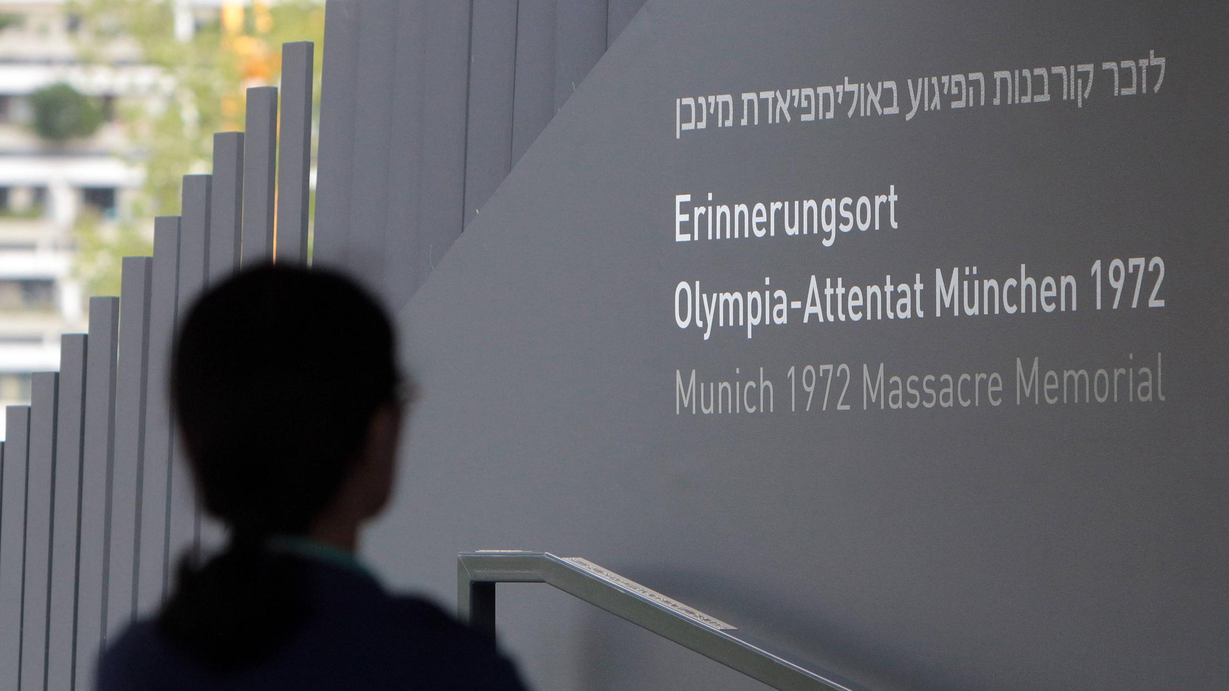 Frau schaut auf die Installationen am neuen Erinnerungsort an das Olympia Attentat vom 05.September 1972 auf die Olympiamannschaft Israels im Olympiapark München