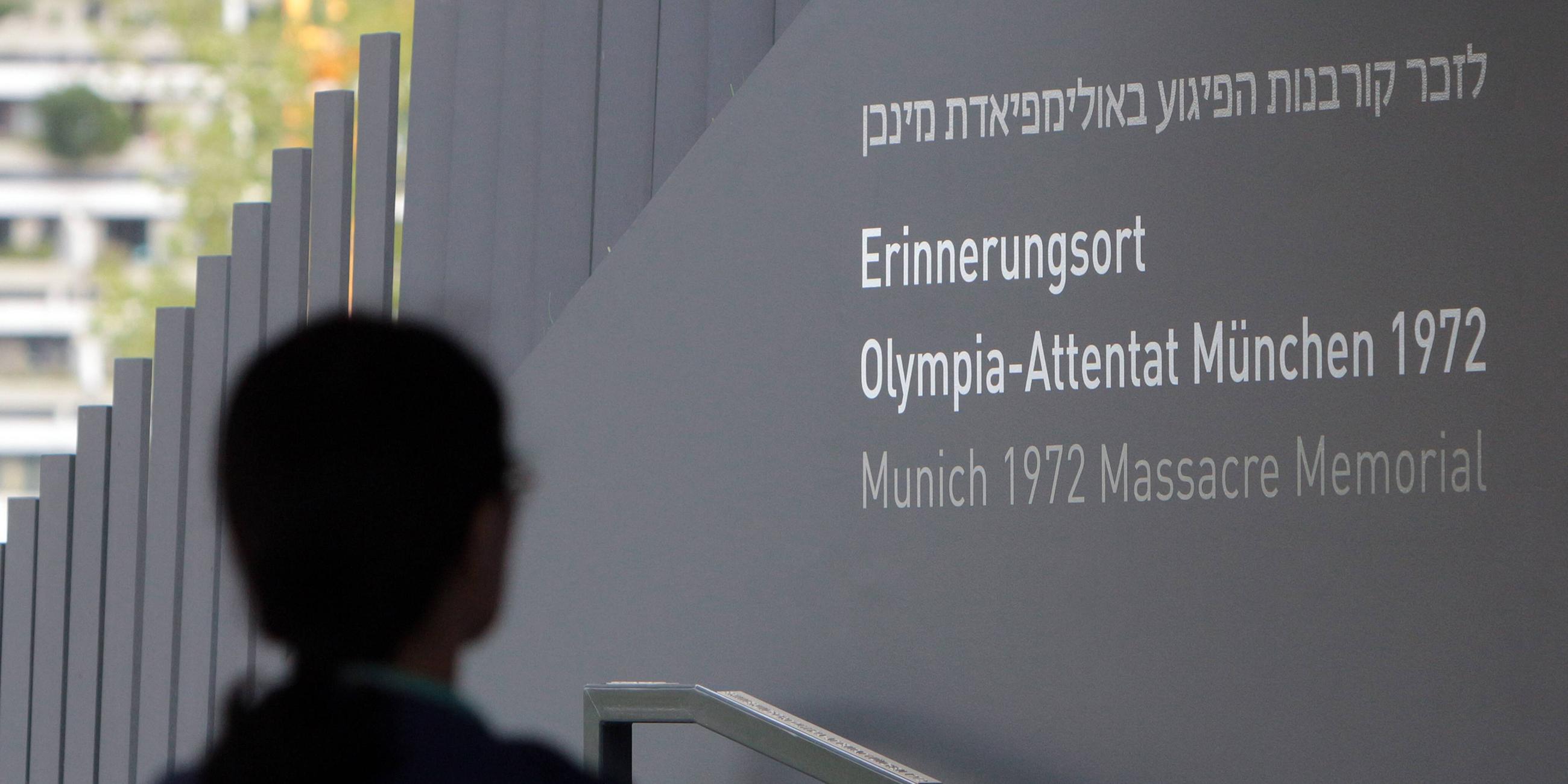 Frau schaut auf die Installationen am neuen Erinnerungsort an das Olympia Attentat vom 05.September 1972 auf die Olympiamannschaft Israels im Olympiapark München