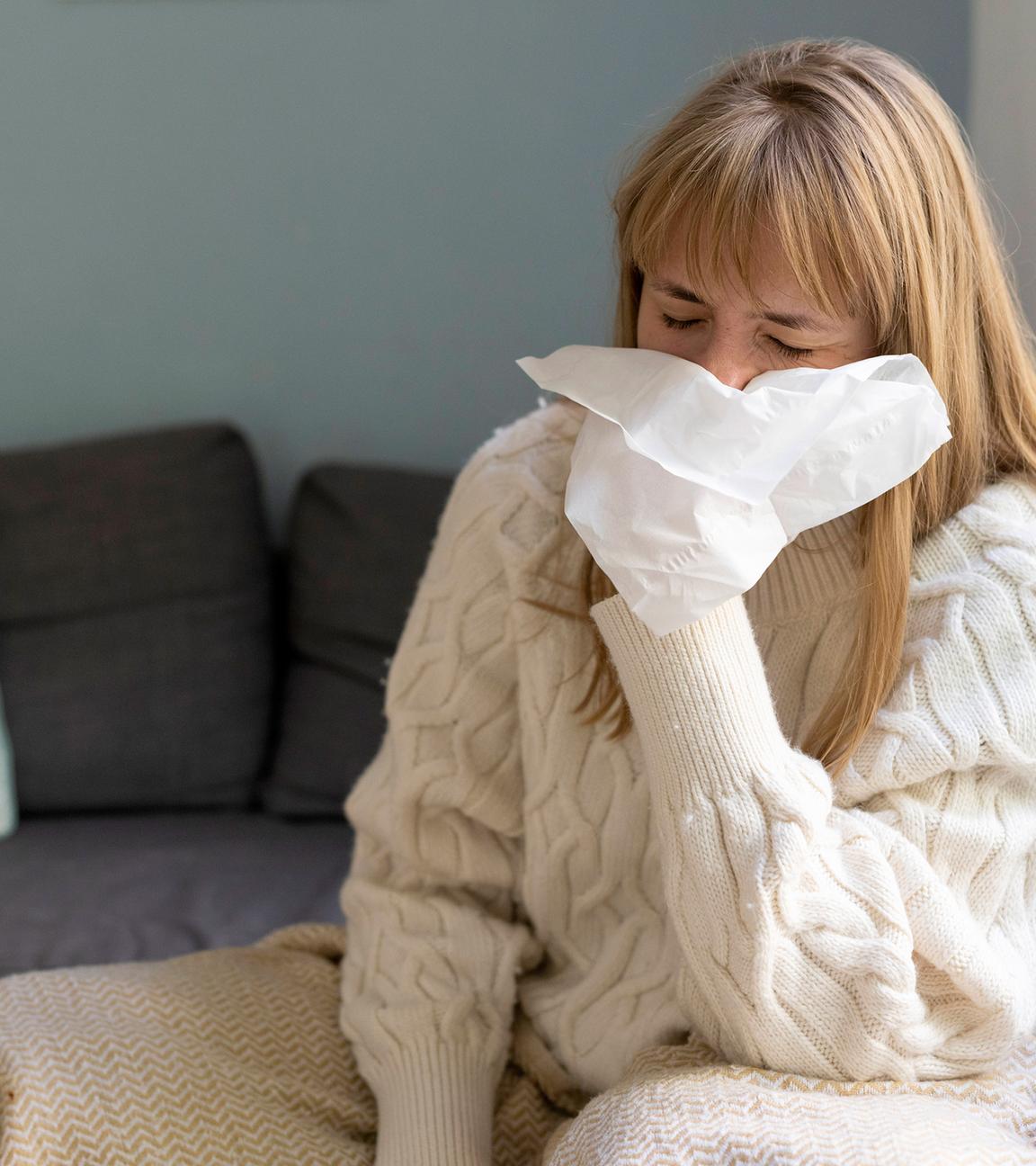 Eine Frau putzt sich mit einem Taschentuch die Nase, aufgenommen am 02.11.2023