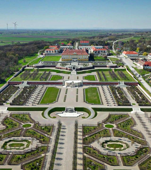 Große Schlossanlage mit Ziergärten von oben gesehen