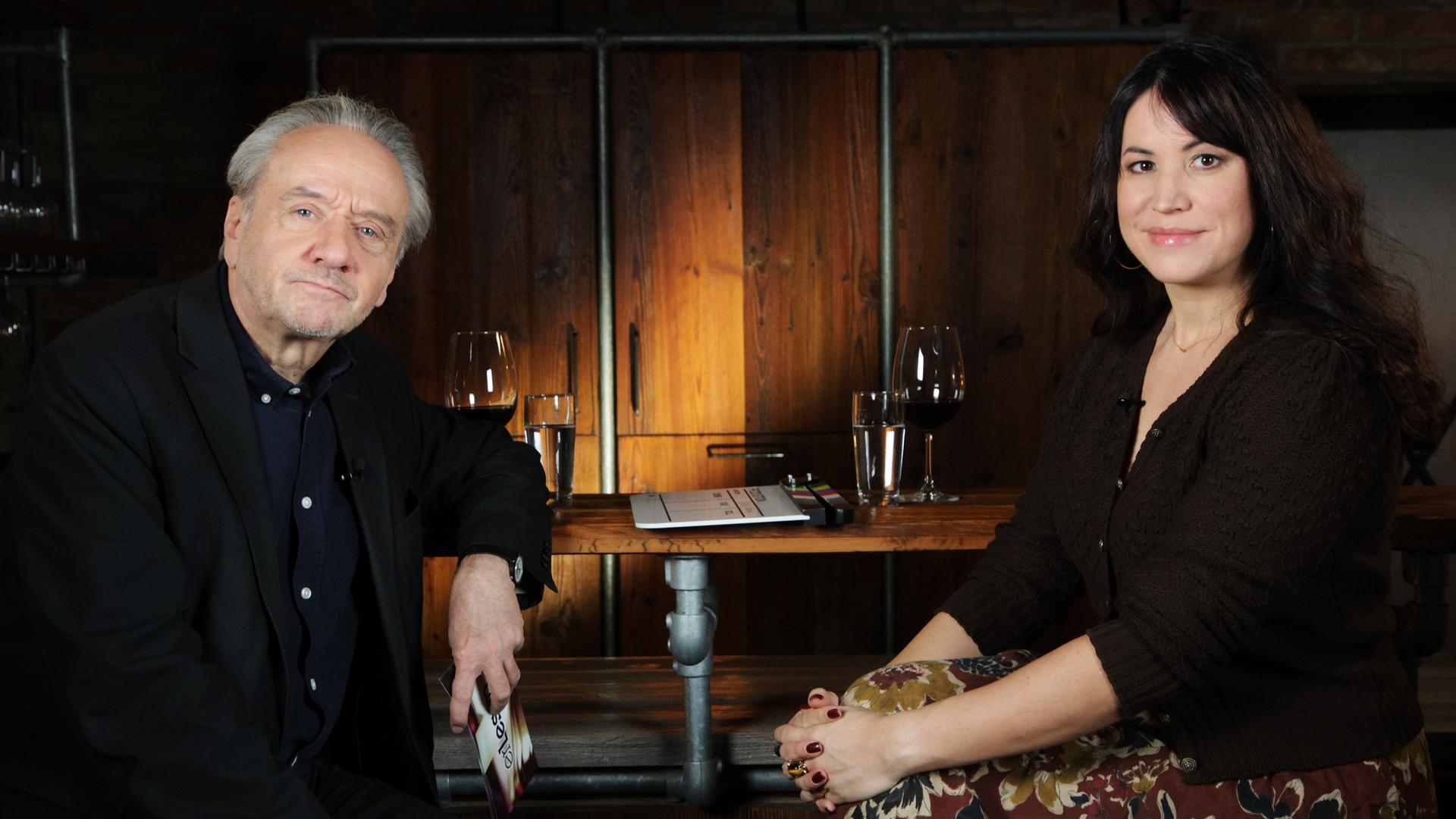 Ein Mann und eine Frau an einer Holztheke