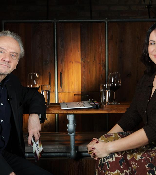 Ein Mann und eine Frau an einer Holztheke