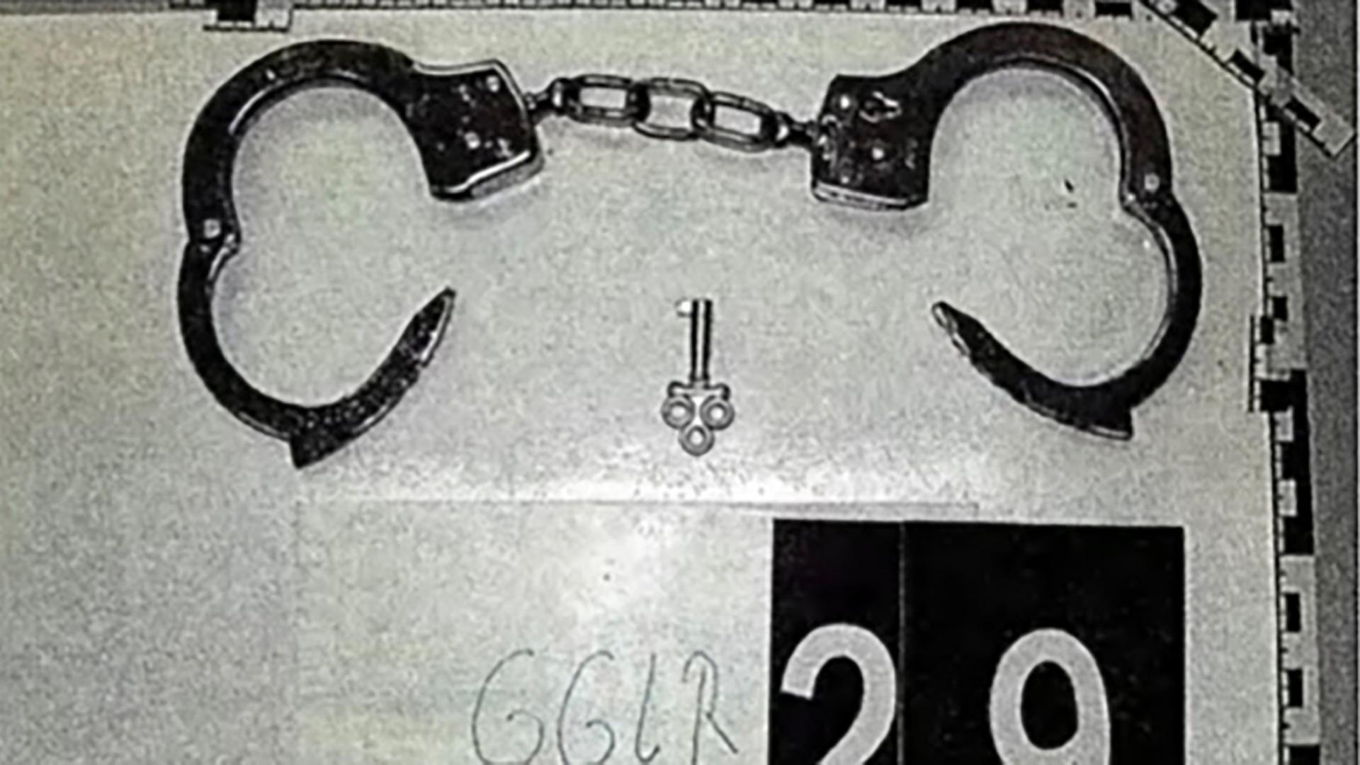 "Ermittler! - Geständnisse": Ein Schwarz-Weiß-Foto von Handschellen und kleinem Schlüssel.
