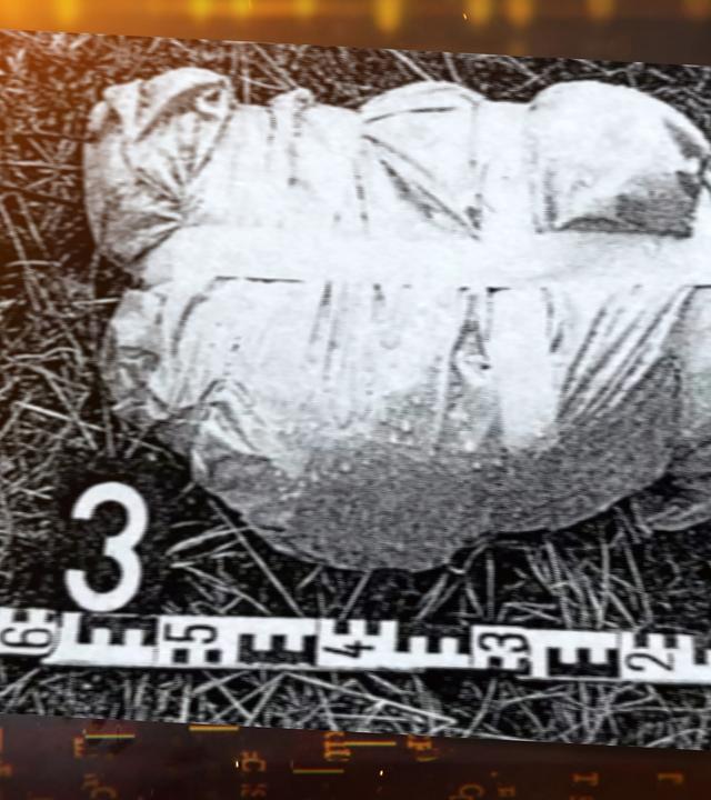 Ein zugeschnürtes Paket liegt auf einer Wiese.