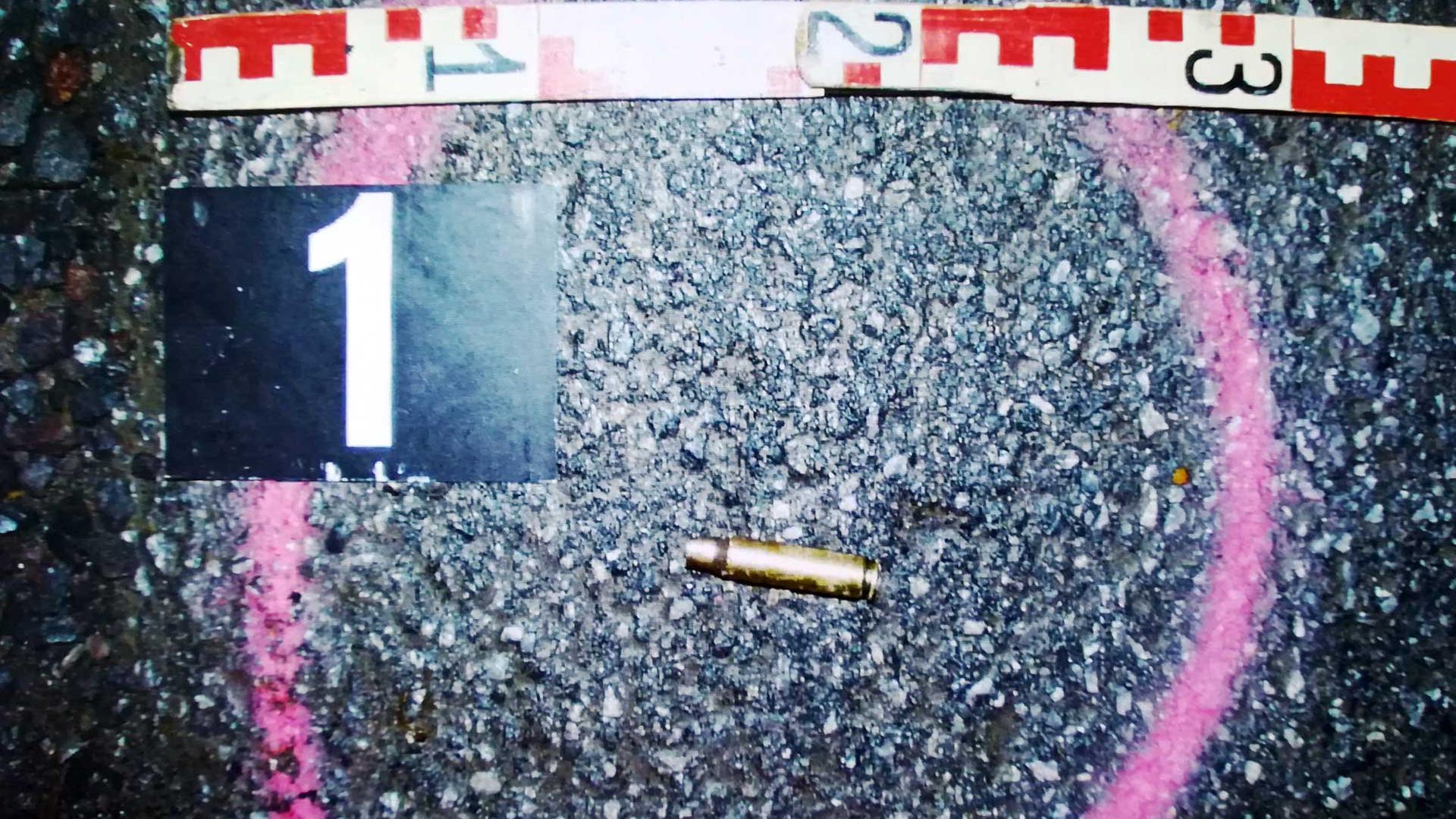 Patrone eines Maschinengewehrs am Tatort.