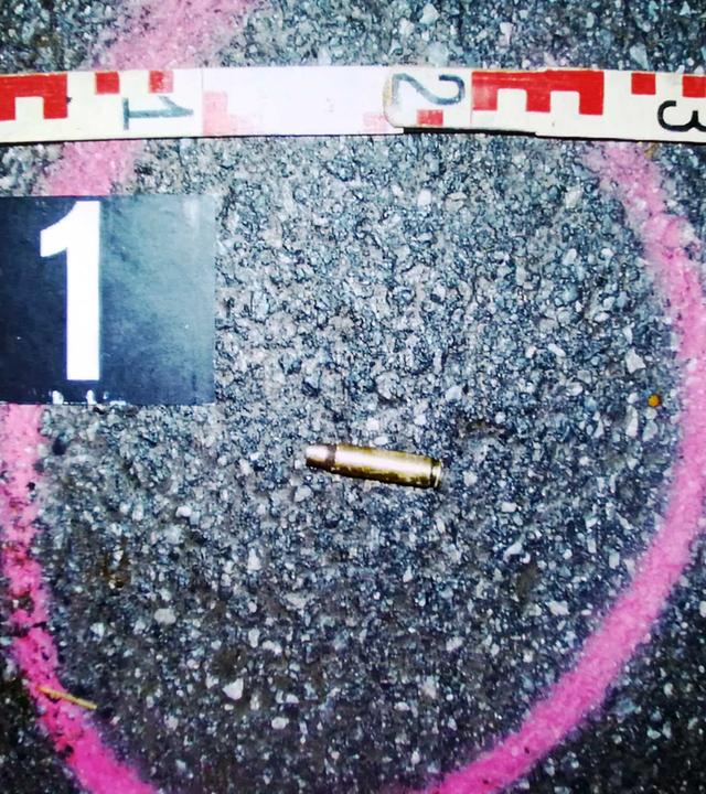 Patrone eines Maschinengewehrs am Tatort.