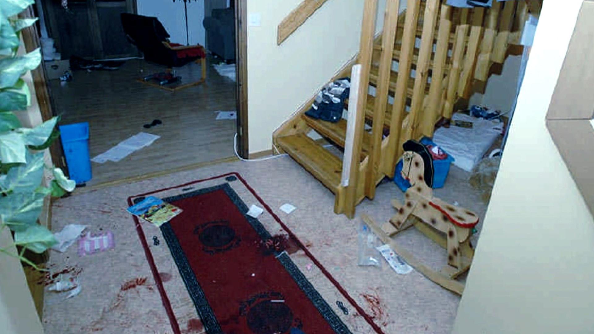 Der Tatort, ein Hausflur, ist blutverschmiert.