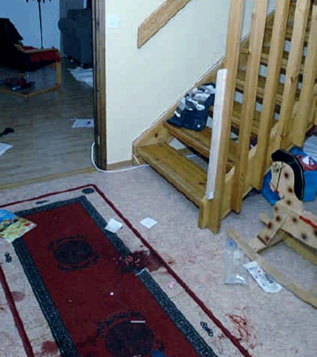 Der Tatort, ein Hausflur, ist blutverschmiert.