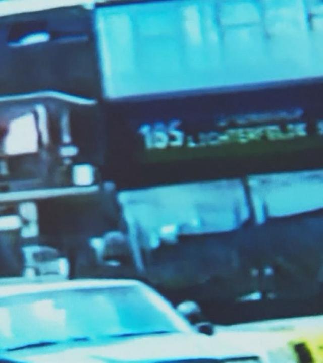 Bild aus einem Polizeivideo, welches einen Bus und ein Auto zeigt.