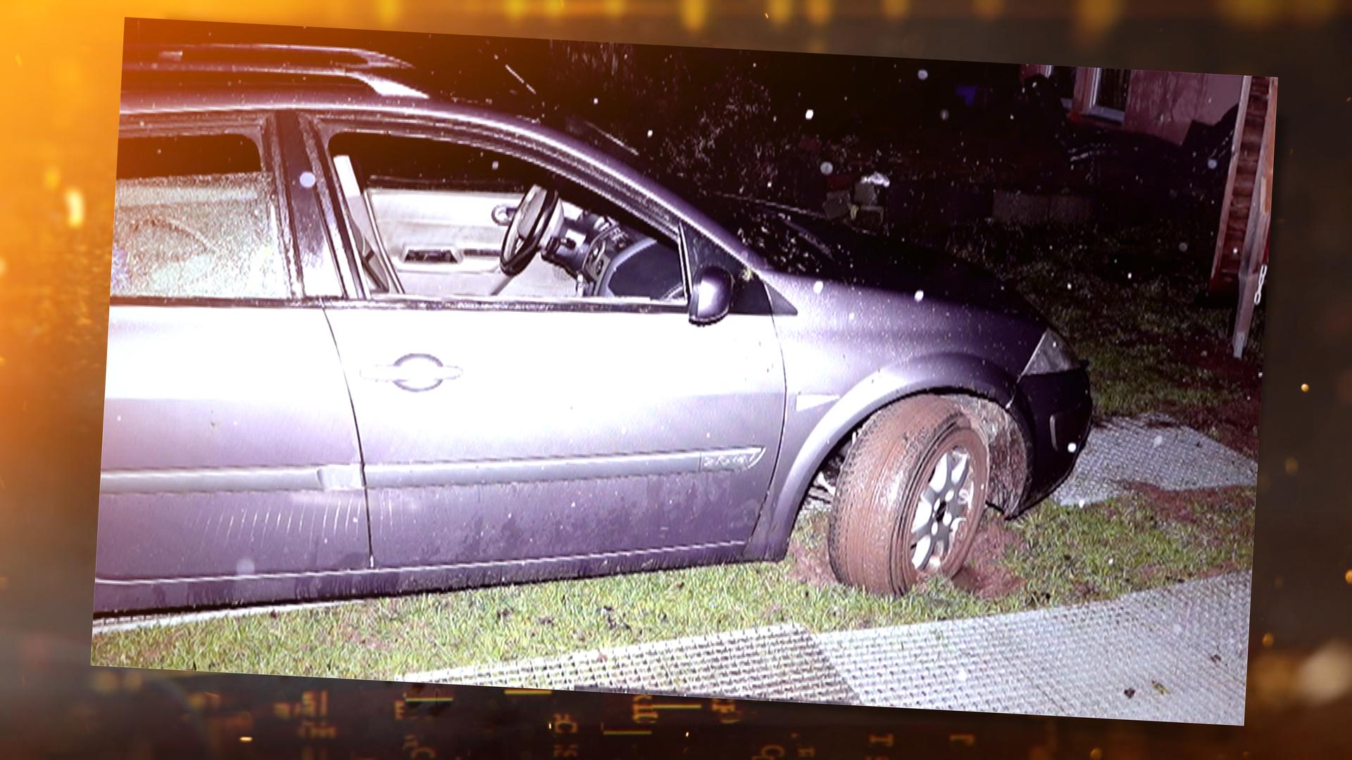Ein silberner Combi steht bei Dunkelheit auf einer Wiese. Die Räder haben Schlammspuren auf der Wiese aufgeworfen. Vor und neben dem Fahrzeug sind silberne Gitter zu sehen.