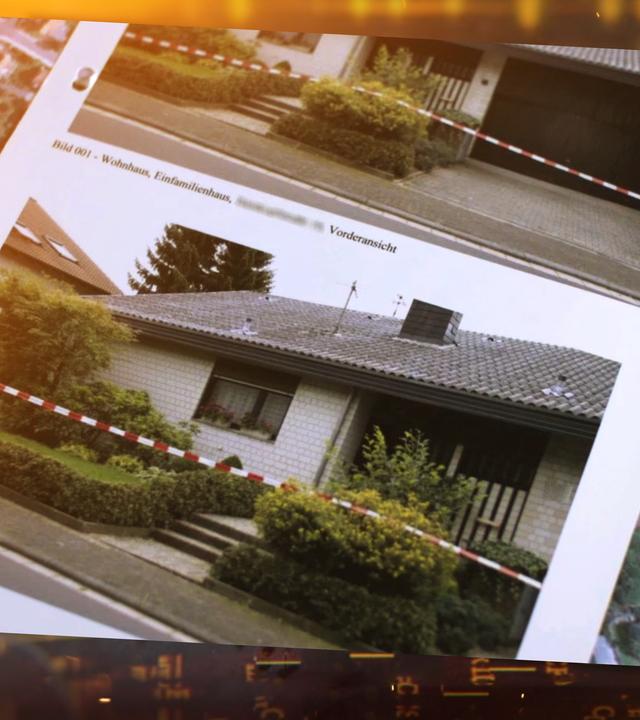 Mehrere Fotos der Polizeiakte liegen übereinander. Oben liegt ein Foto mit dem Haus des Opfers, einem Bungalow, in dessen Mitte eine Treppe zum Hauseingang führt. Der Vorgarten wird von einer kniehohen Thujahecke eingerahmt. Das gesamte Gebäude wurde von der Polizei mit einem rot-weißen Flatterband abgesperrt. Unter dem Foto des Bungalows liegt ein Bild des Opfers. Ingrid Z. sitzt an einem gedeckten Tisch, neben ihr einer weitere Person. Ein Weinglas steht direkt vor dem späteren Opfer. Ihr Gesicht wurde unkenntlich gemacht. Darunter liegt ein Bild mit einem orangenen Pfeil, auf dem handschriftlich das Wort "Tatort" vermerkt ist. Er klebt auf einem Foto, dass das Anwesen der 69-Jährigen aus der Vogelperspektive zeigt. Ein weiteres Foto zeigt von oben die Straße, in der sich das Haus des Opfers befindet.