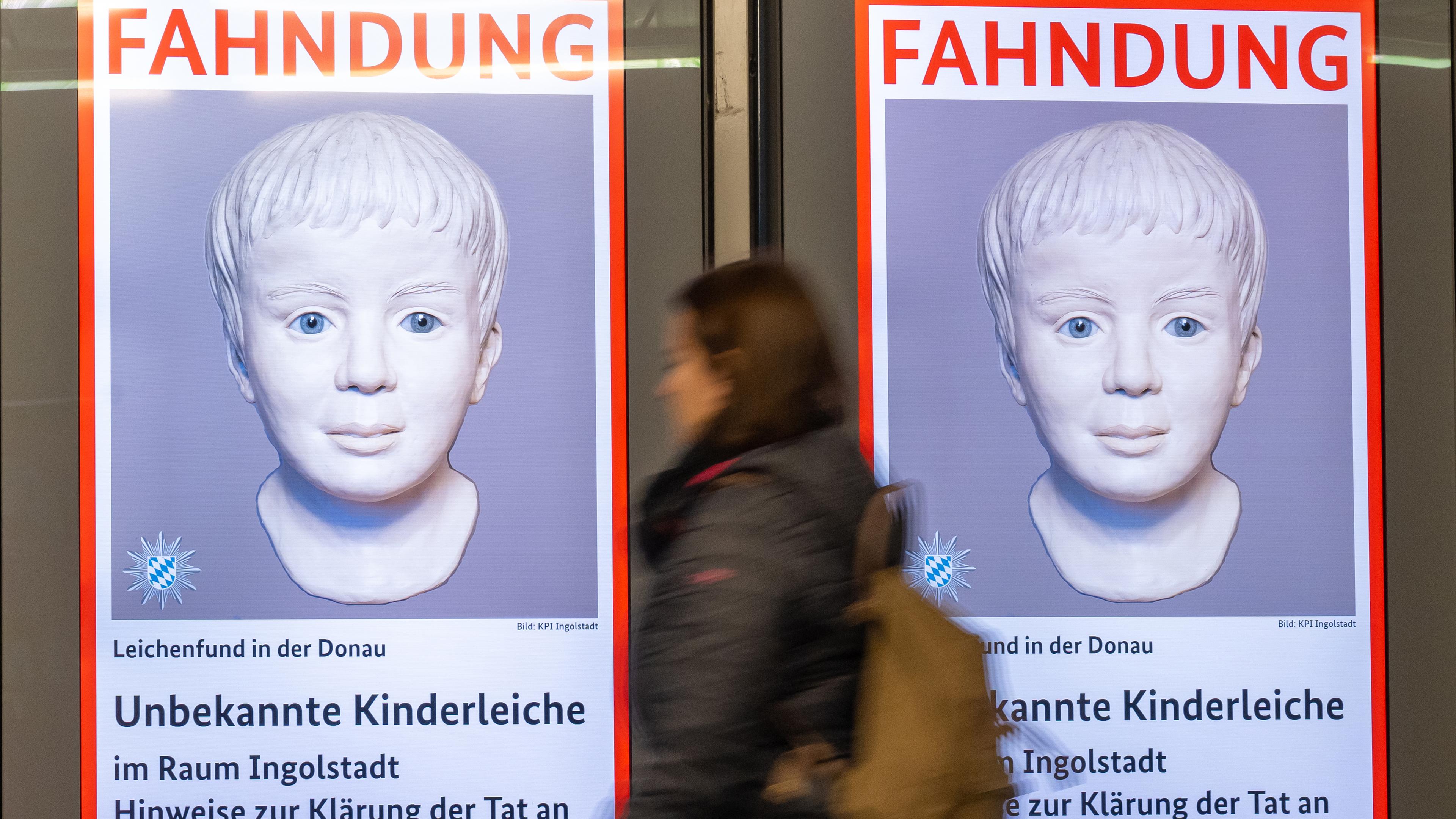  Eine Frau geht am Ostbahnhof in München an einem digitalen Fahndungsplakat vorbei. 