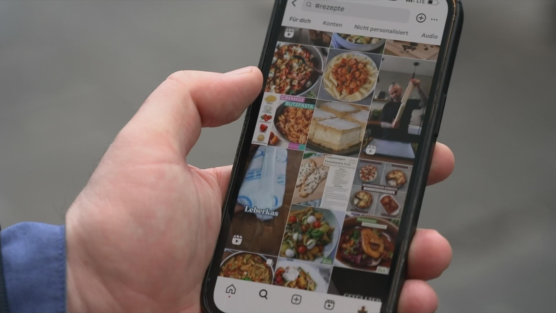 Smartphone mit Instagram-Feed, der verschiedene Posts zum Thema Essen und Ernährung zeigt.