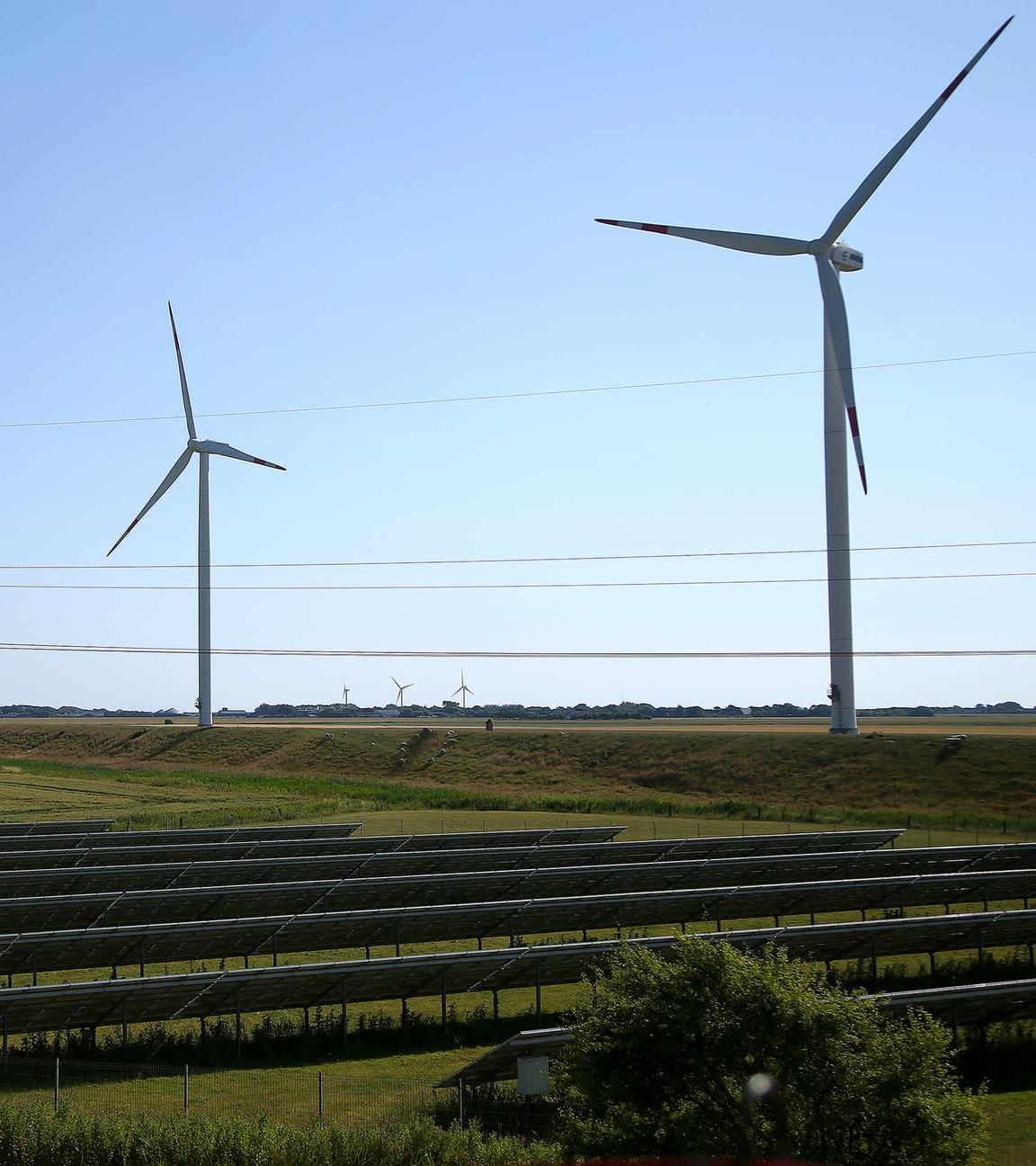 Solarpark und Windräder