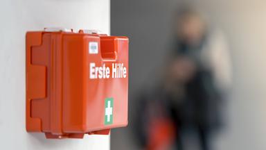 Erste Hilfe-Kasten an einer Wand