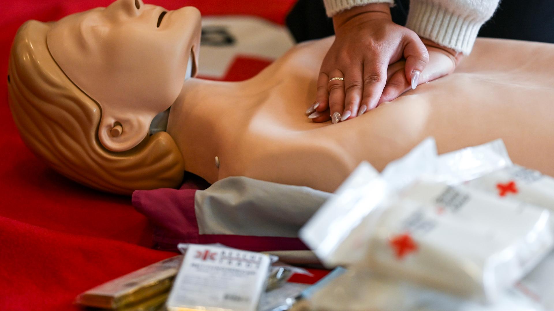 Bei einem Erste-Hilfe-Kurs vom DRK Kreisverband Berlin-Zentrum wird eine Herzdruckmassage geübt.