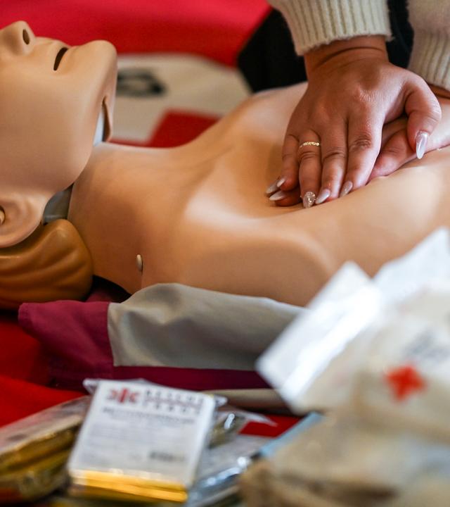 Bei einem Erste-Hilfe-Kurs vom DRK Kreisverband Berlin-Zentrum wird eine Herzdruckmassage geübt.