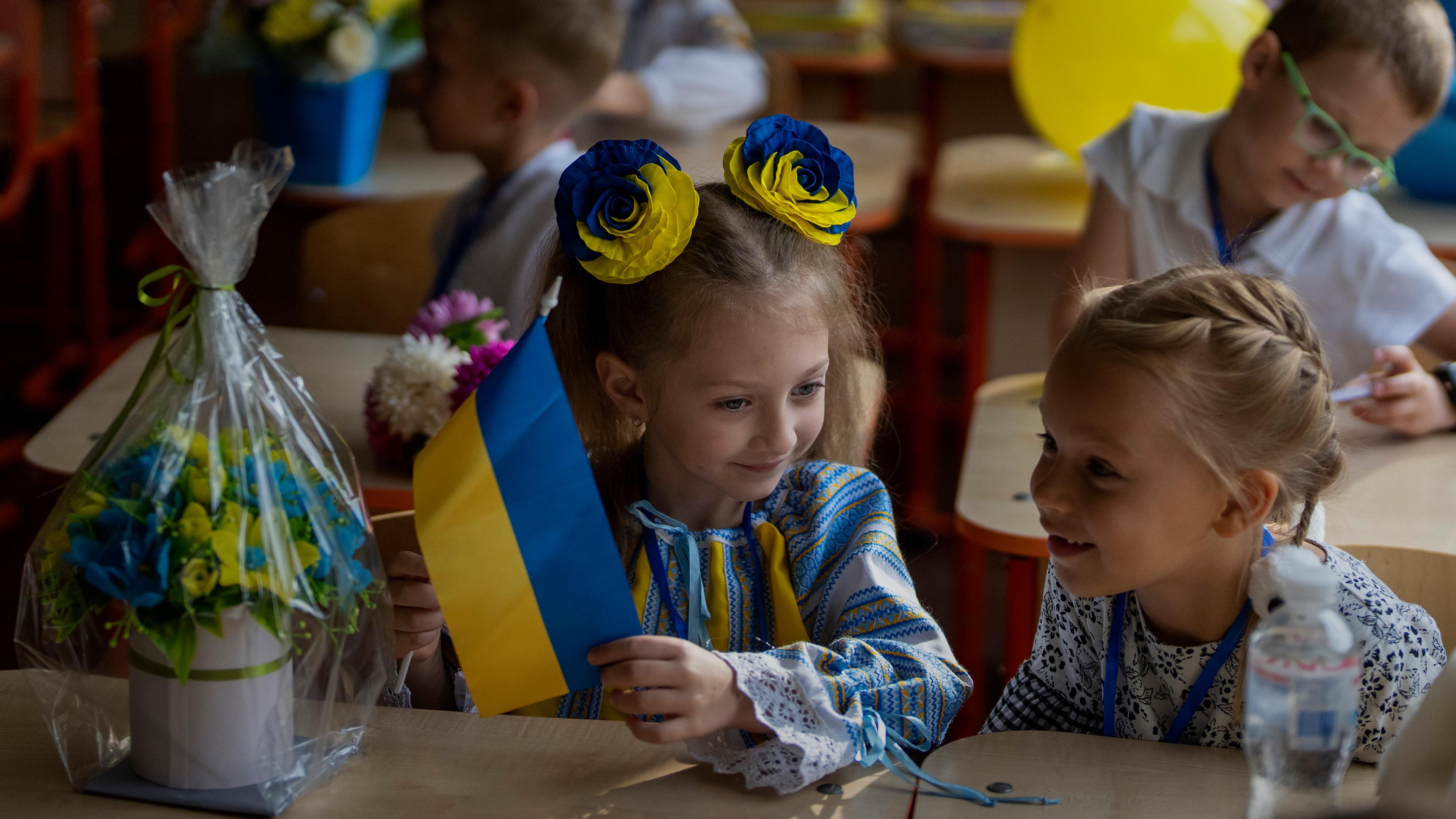 Zwei ukrainische Mädchen am Schulanfang