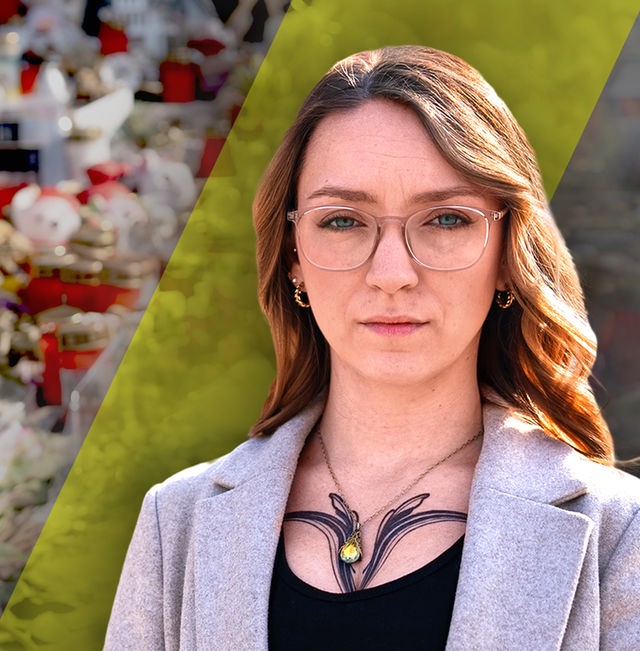 Auf der rechten Bildseite blickt eine junge Frau ernst in die Kamera. Auf der linken Bildseite sind viele Kerzen und Blumen zu sehen.