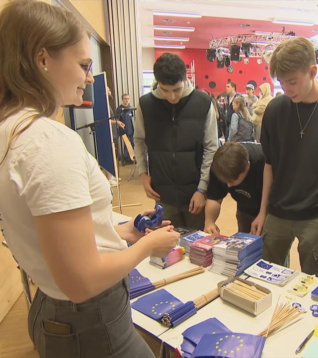 Jugendliche auf einer Infoveranstaltung zur Europawahl