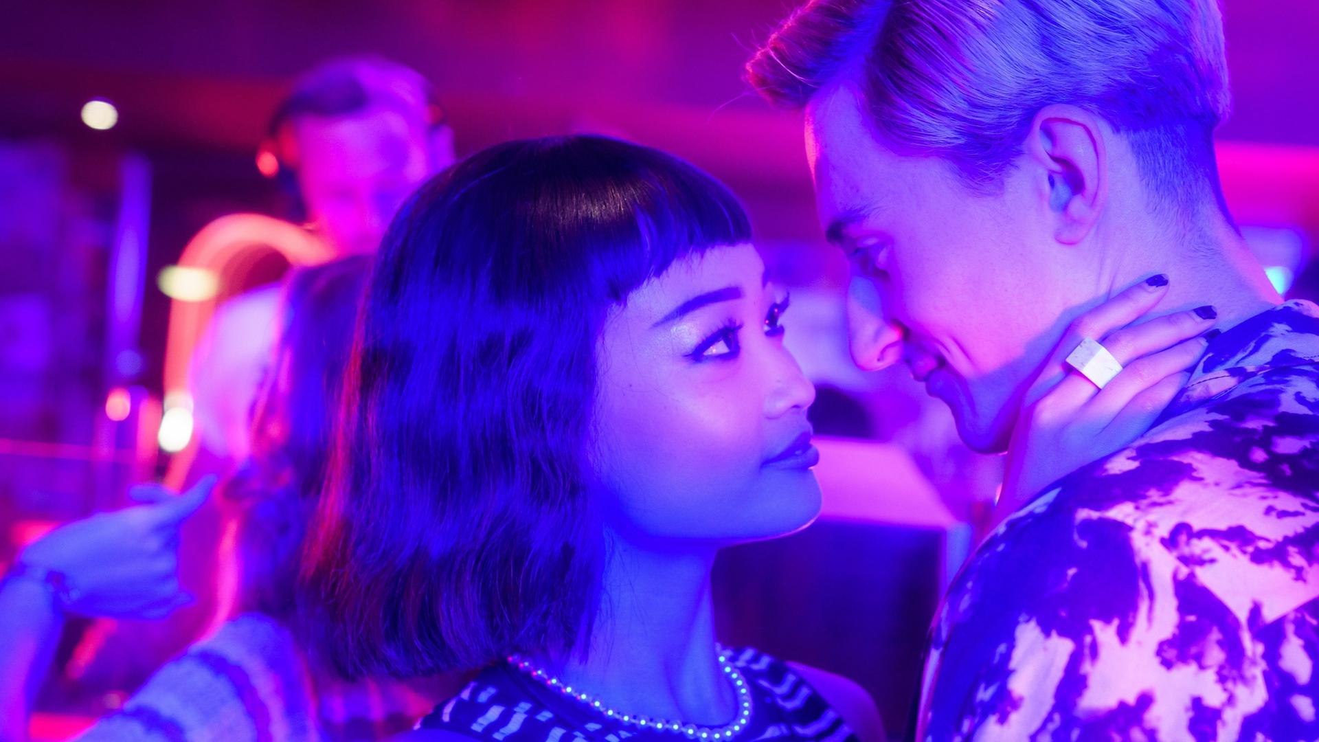 Tell me everything: In einem Club auf der Tanzflächen schauen sich Jonny (Eden H. Davies) und Mei (Callina Liang) intensiv in die Augen.