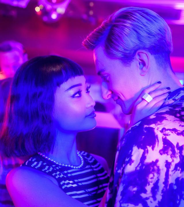 Tell me everything: In einem Club auf der Tanzflächen schauen sich Jonny (Eden H. Davies) und Mei (Callina Liang) intensiv in die Augen.