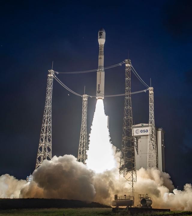 Frankreich, Kourou: Eine europäischen Vega C Rakete startet um etwa 22.20 Uhr deutscher Zeit vom europäischen Weltraumbahnhof in Kourou in Französisch-Guayana