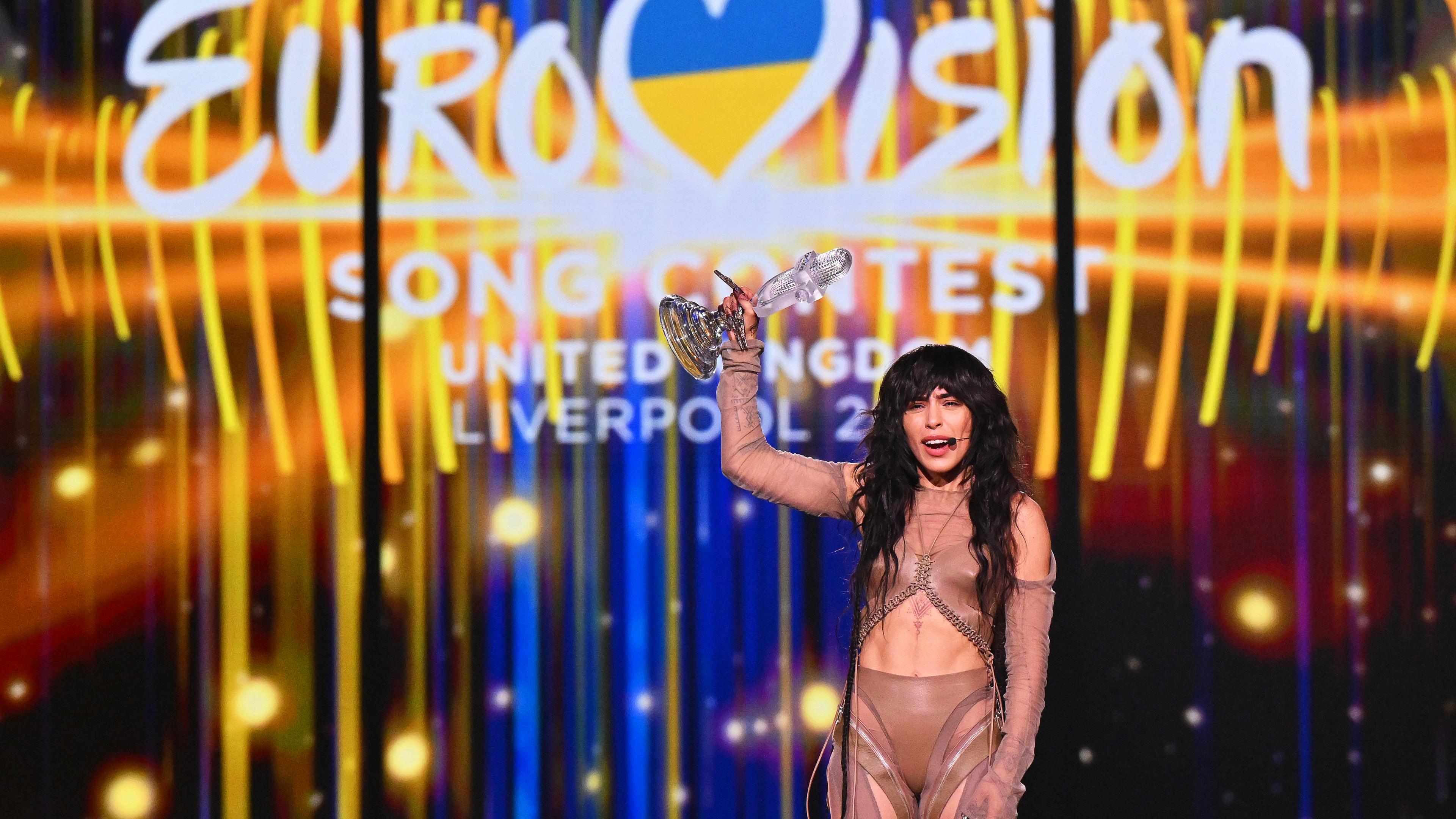 Großbritannien, Liverpool: Loreen aus Schweden jubelt nach ihrem Sieg beim Finale des 67. Eurovision Song Contest (ESC) in der M&S Bank Arena mit der Trophäe auf der Bühne. 