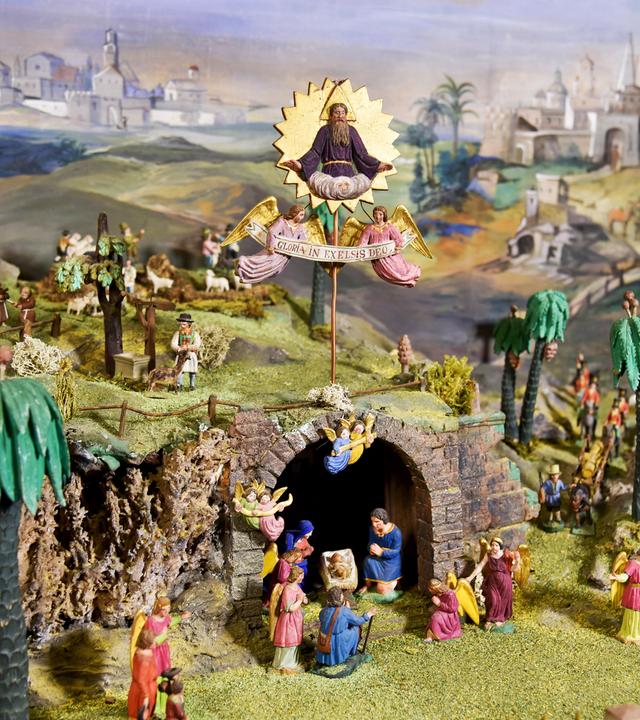 Tiroler Krippe mit Jesuskind mit aus Wachs gefertigtem Jesuskind.