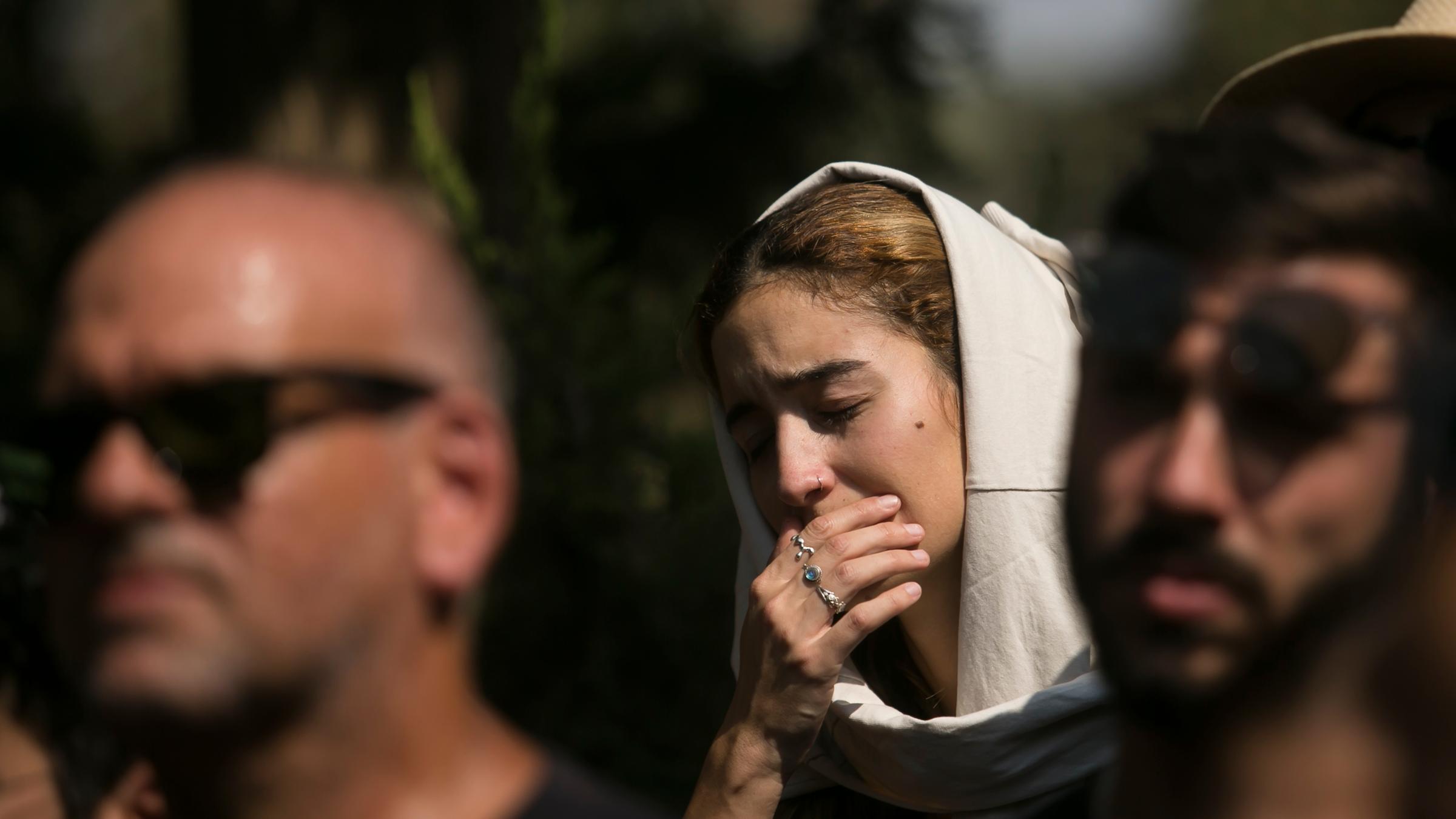 Trauernde junge Israelin