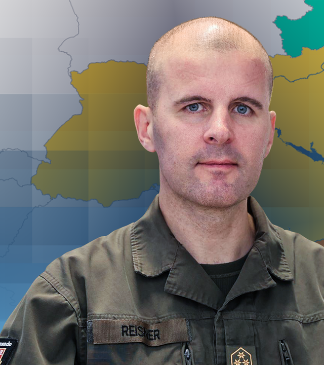 Militärexperte Oberst Markus Reisner vor einer Karte der Ukraine