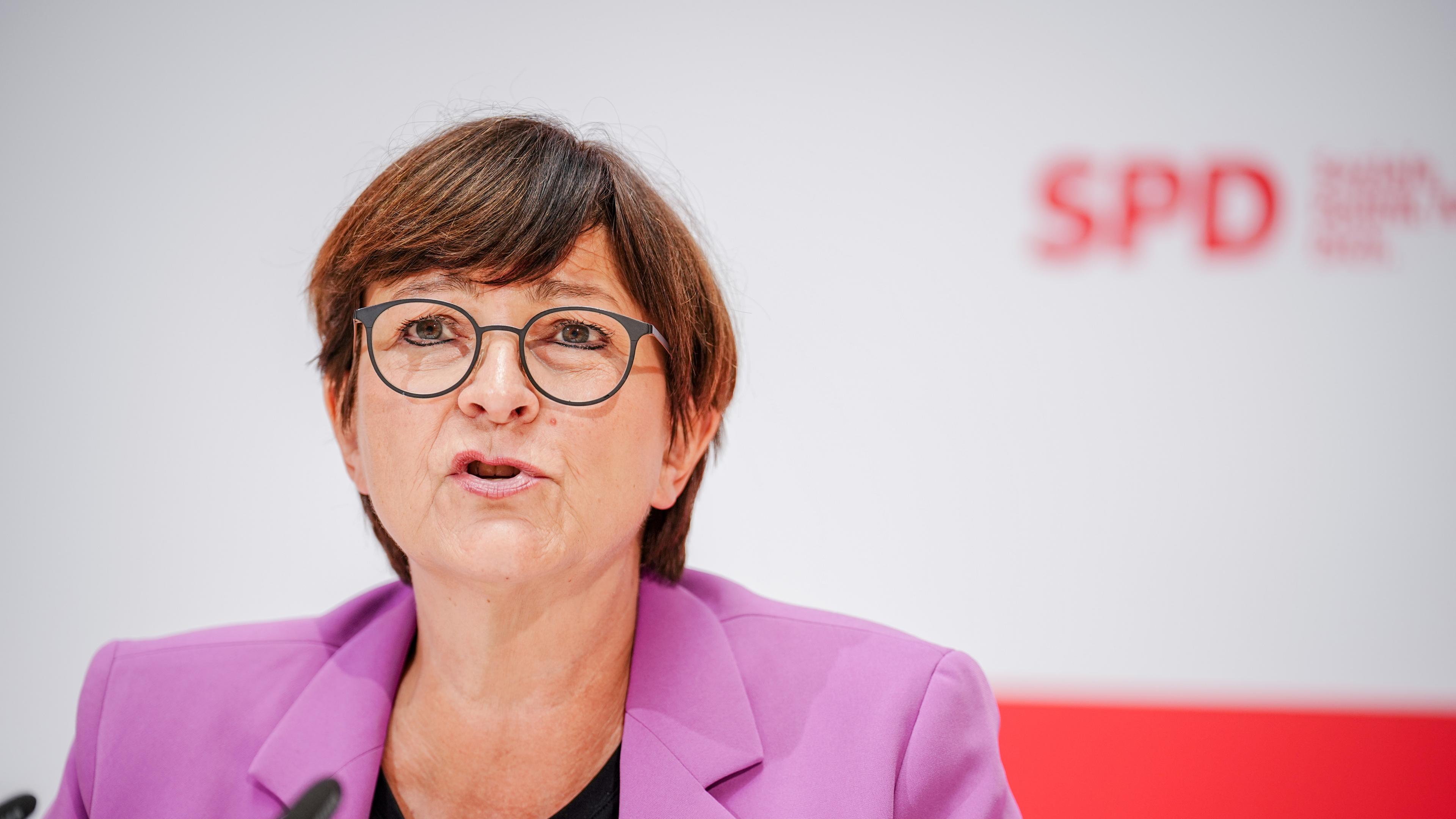 Saskia Esken, SPD-Bundesvorsitzende, gibt nach den Gremiensitzungen ihrer Partei eine Pressekonferenz.