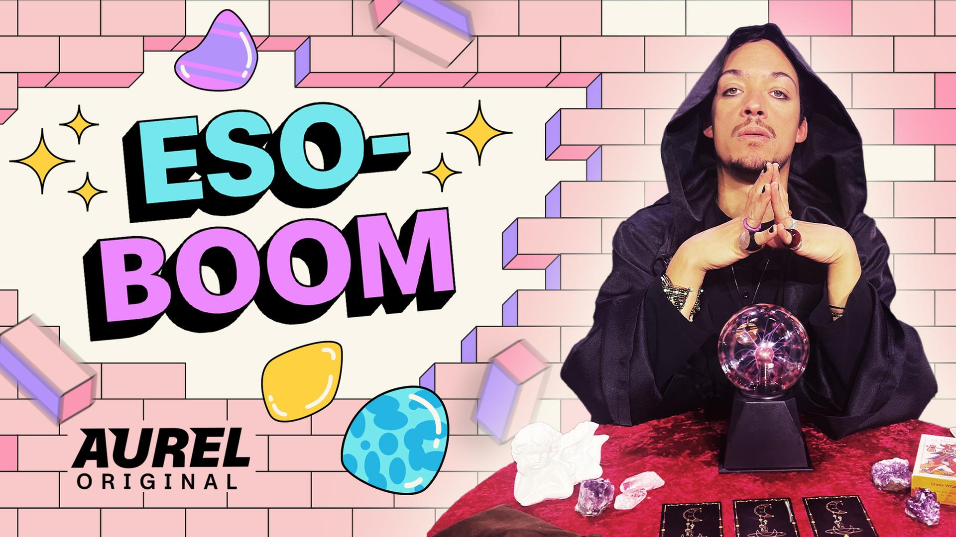 Ein Junger Mann ist als Wahrsager verkleidet und sitzt an einem kleinen Tisch, auf dem eine Glaskugel steht.