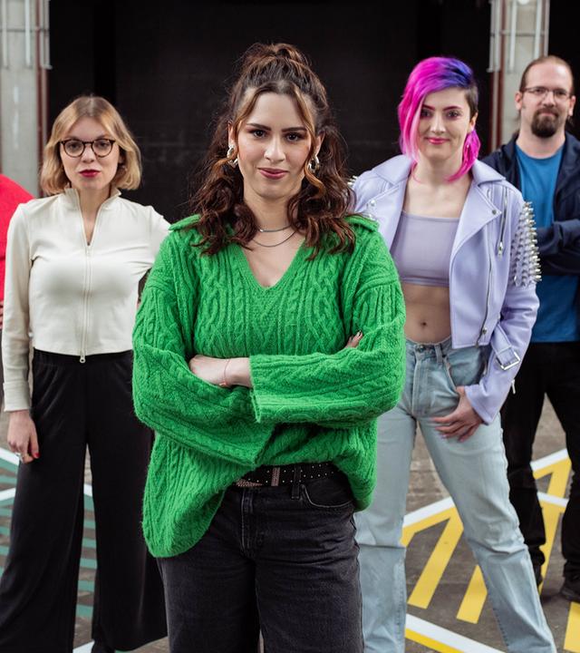 Salwa Houmsi mit Gästen. Halbtotal.