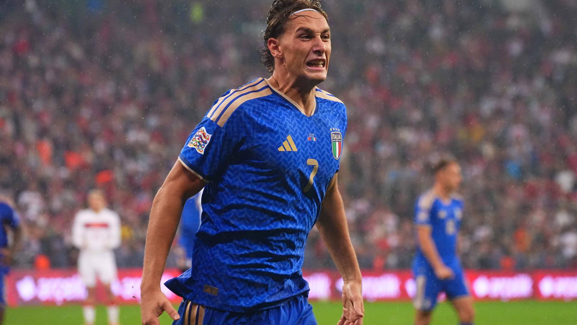Francesco Esposito trifft beim Spiel gegen die Türkei.