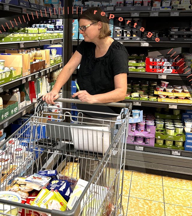 Friederike Pflaum steht mit einem Einkaufswagen vor dem Kühlregal im Supermarkt.