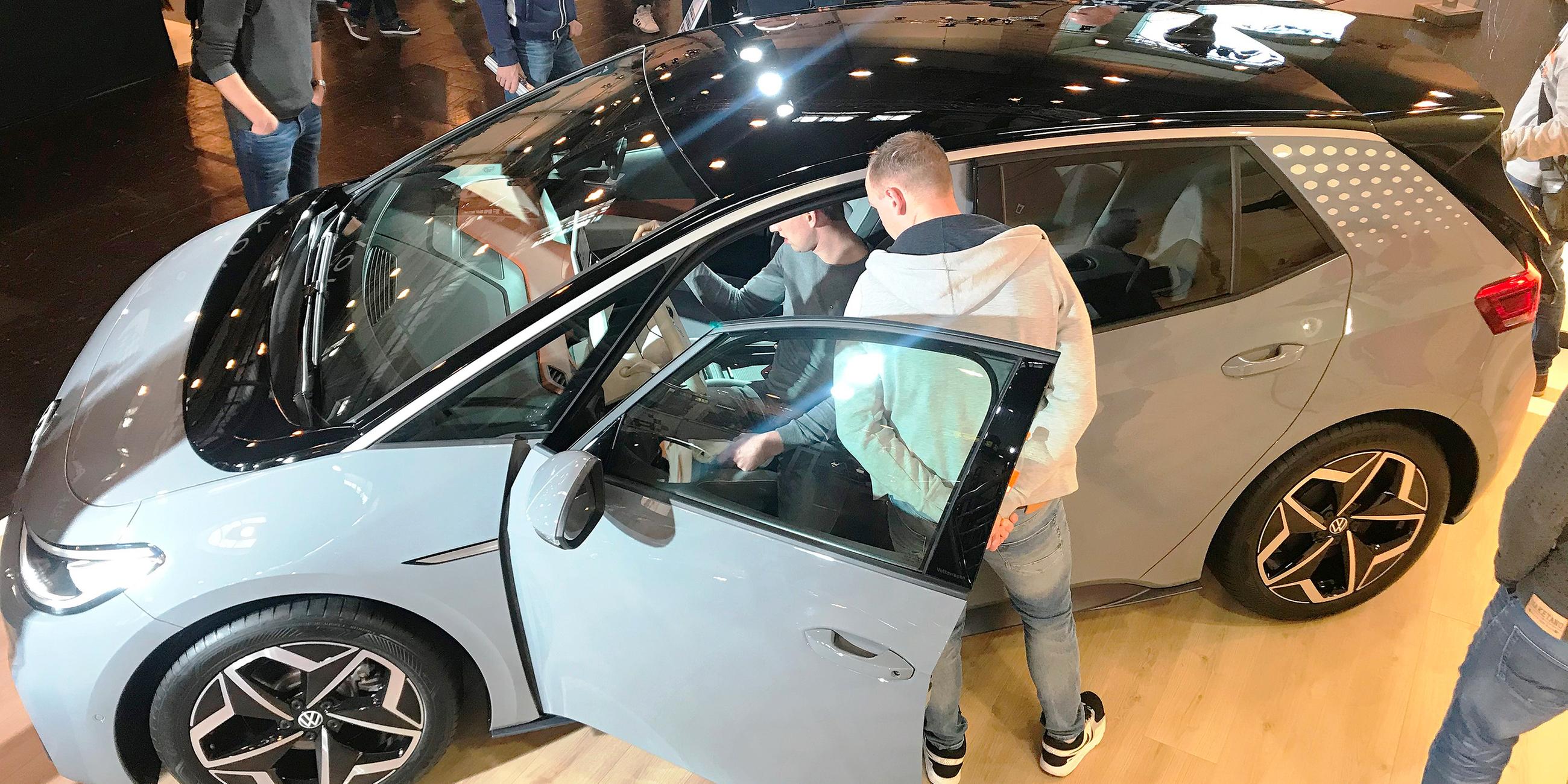 Der ID3 von Volkswagen. Das erste in Großserie gebaute deutsche Elektroauto kommt im nächsten Jahr zu den Händlern. Das Interesse ist auch auf der Tuning Messe groß.